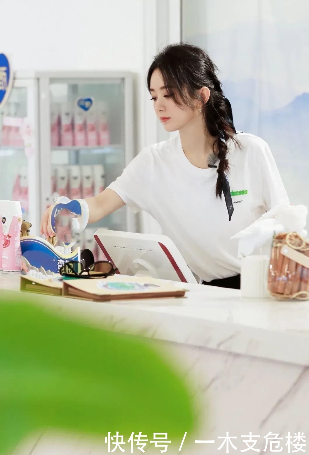  流量|赵丽颖扒拉菜碟被吐槽，《中餐厅》套路如此明显，你还会继续追吗？