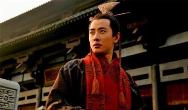 嫁给|此人做了31年的傀儡皇帝,曹操却将3个女儿都嫁给他,凭啥?