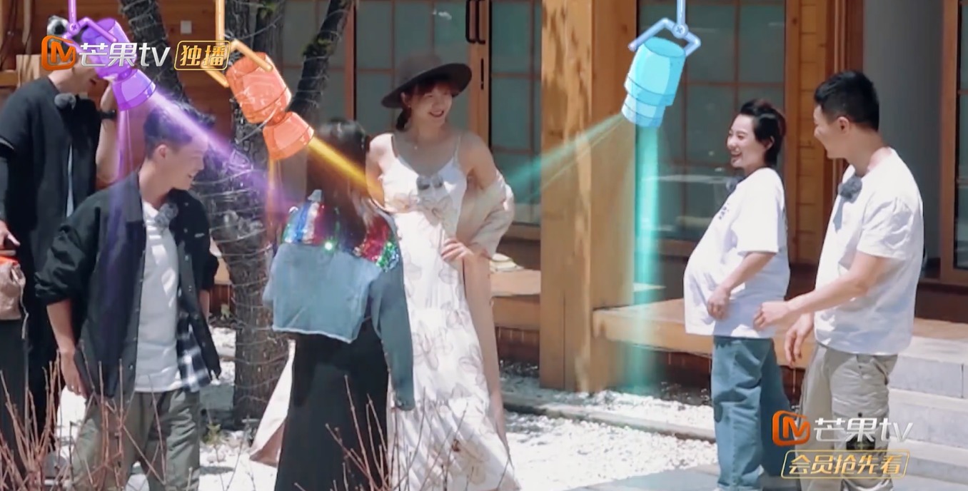  说出|41岁李艾穿吊带裙，故意在孕妇面前秀身材，说出原因却很暖心