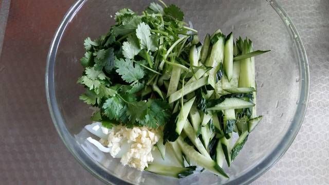  消暑|夏天都爱吃这菜，不用开火，没有油烟，消暑开胃，加它增香补钙