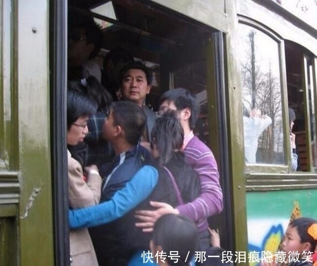 发生|盘点美女挤公交发生的那些尴尬事,在大城市生活的妹子真是不容易