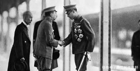 皇后|镜头下的历史：两位末代皇后的真实照片，各有秋千