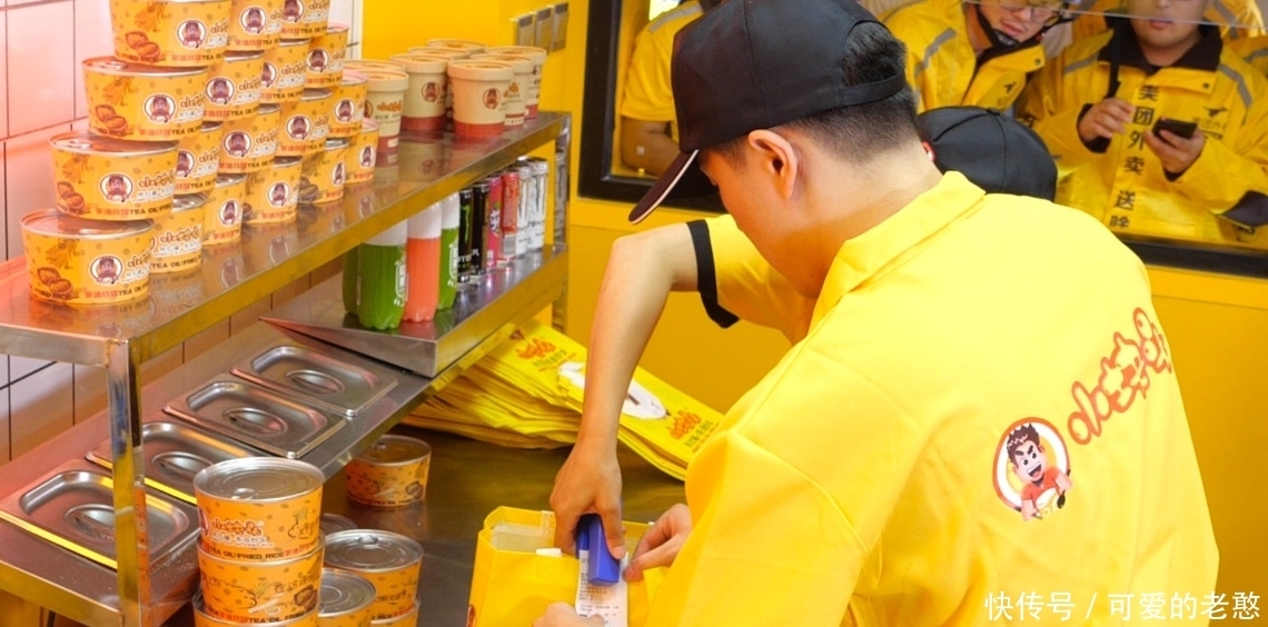 大叔|大叔开炒饭店十年,食客说他任性,老板:菜谱在包装上