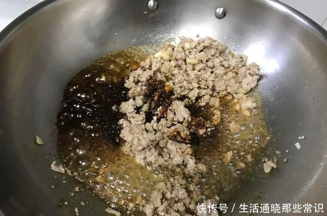 将茄子|炒茄子直接放油大厨第一步就错了，不油不黑这样做