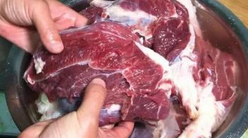 正确|炖牛肉时,有人焯水;有人直接炖?全不对!教你正确做法,太香了