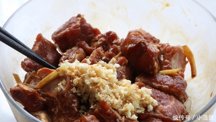 加油|天热排骨别再炖了,教你懒人吃法,不加油不加水,出锅瞬间就吃光