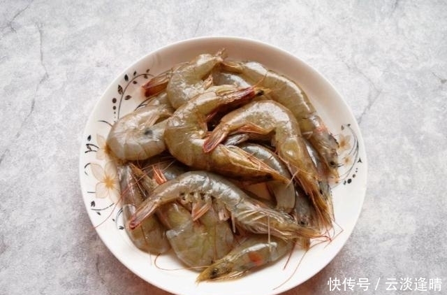 面条|秋季吃面条不如吃饺子,香菇与虾仁搭配在一起,鲜香可口