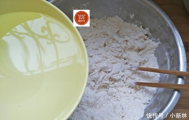 省油|发面烙饼,我有妙招,既省油又暄软,外酥里嫩凉了不会硬!