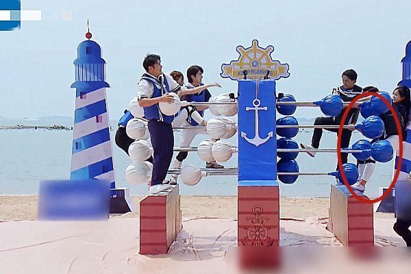 郑恺|郑恺掉下去时,游戏道具出卖了他,完全可以赢却偏偏要放水让baby