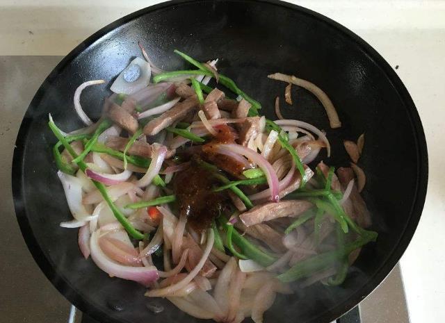  下锅|牛肉下锅前先用这3招处理，炒出来又香又嫩，下酒下饭都特好吃
