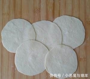  简单|两分钟学会生煎包的做法，简单易学，皮软底脆，咸香多汁
