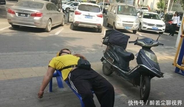 回到|男子让外卖小哥带瓶水，小哥忘带被给差评，下班回到家男子傻了眼