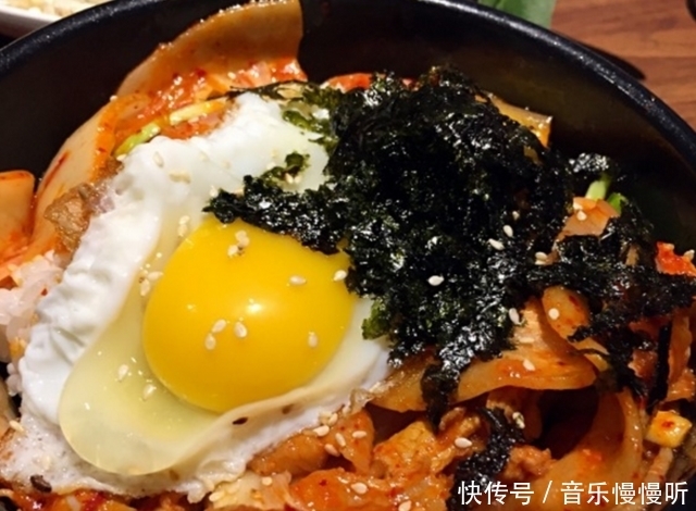 小伙|小伙把鸡蛋打在五花肉上,十分钟后,路人惊呆了