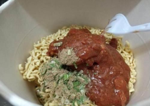 小七|去泰国吃桶“牛肉泡面”,8元一桶,以为被坑,开盖后这是泡面