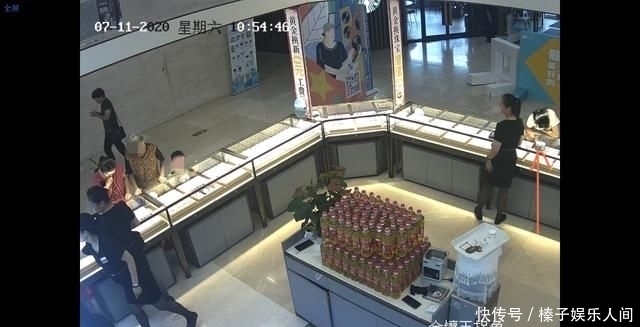 商场|一姑娘商场逛街，逛着逛着就把手伸进了裙子里……