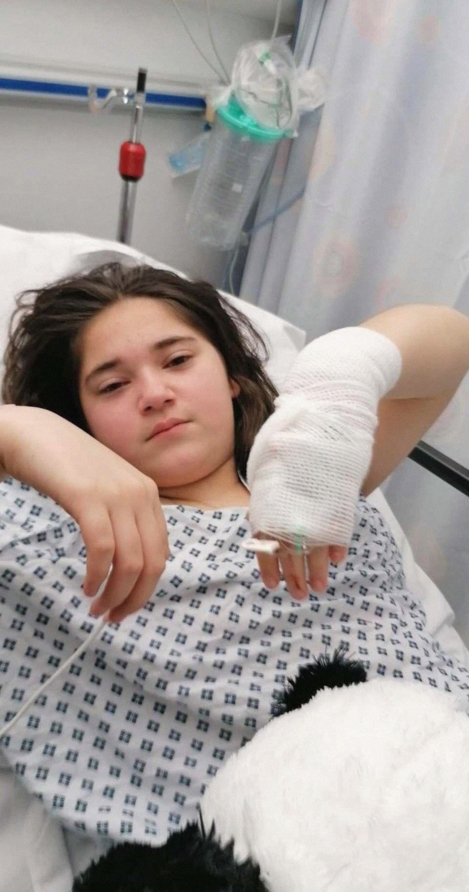 玛莉卡|英国11岁女孩患“百万分之一”机率的罕见病,胸部以下全瘫痪