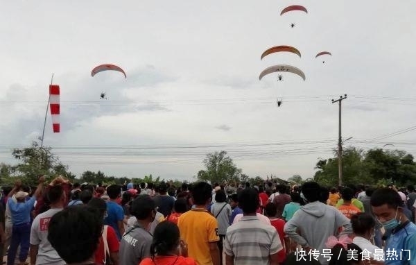 苏婉妮|有钱任性！富婆过生日雇飞行伞空投黄金链