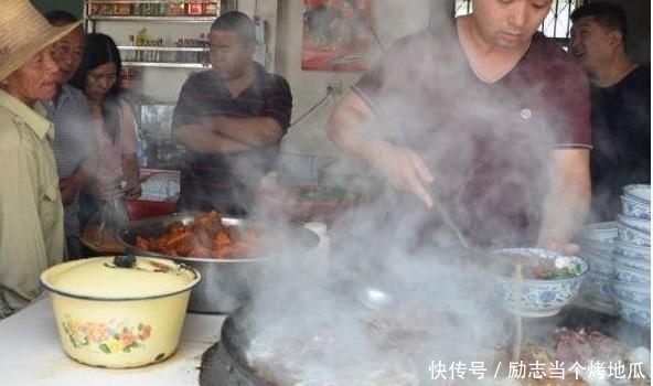 良心|夫妻联手卖“良心面”,10元1碗每天限量500碗,来晚攀亲戚都没用