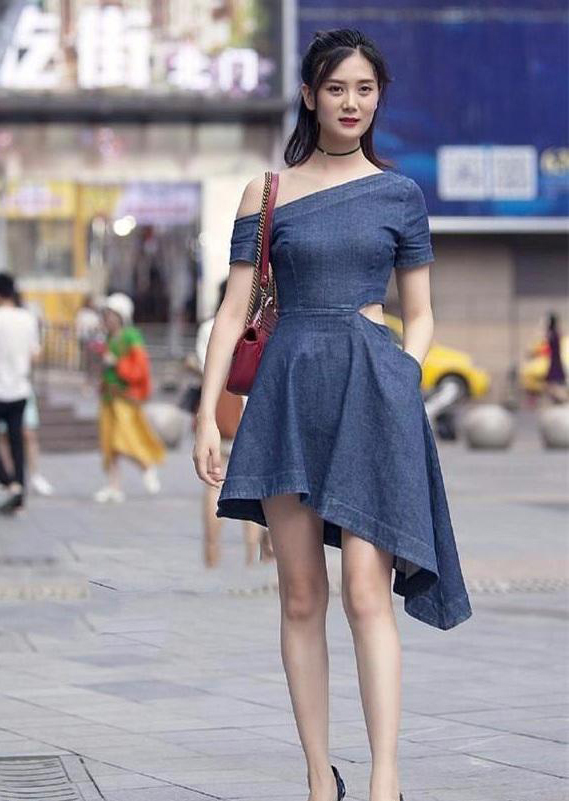 皮肤|街拍:美女皮肤白皙,身穿露肩牛仔裙,轻松秀出大长腿