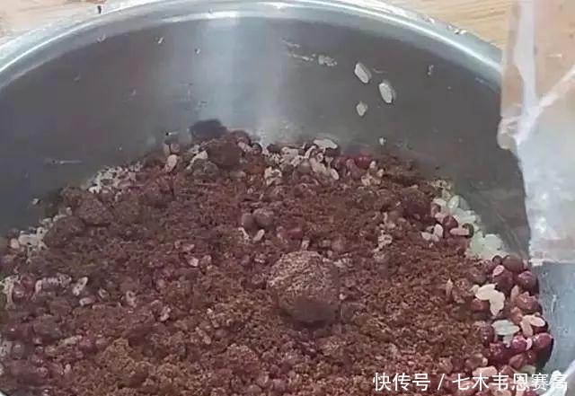  红豆|一斤糯米加一点红豆，在锅里蒸40分钟，把隔壁小孩都招来了