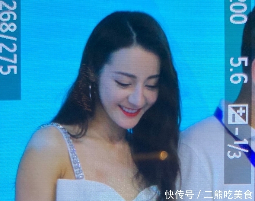  迪不修|为啥粉丝说热巴是“迪不修”？放大相机中的原始照片，全明白了