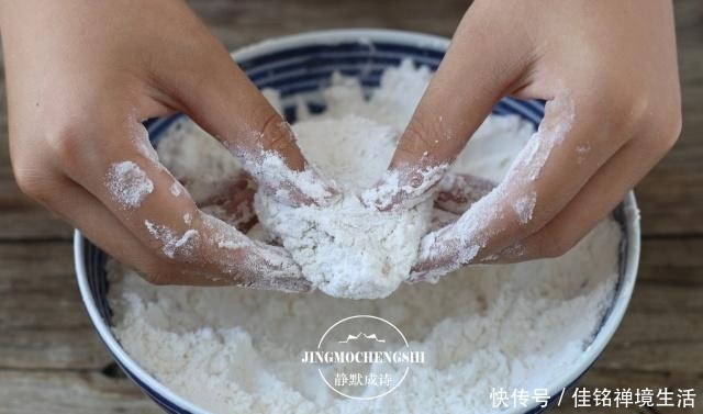 小女孩|跟七岁小女孩学炸鸡翅,注意裹粉步骤,鸡翅表面能起鳞