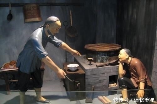 做出|店员睡过头忘记关火,最后把锅烧干,竟意外做出一道经典美食