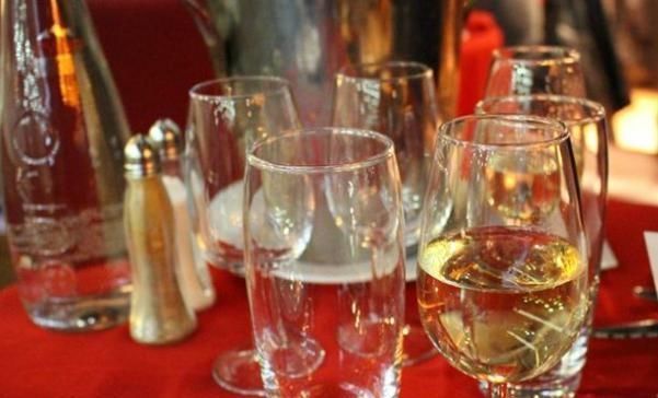 杯水|喝白酒时,为何手旁边要放“1杯水”老酒鬼不会说出其中奥秘