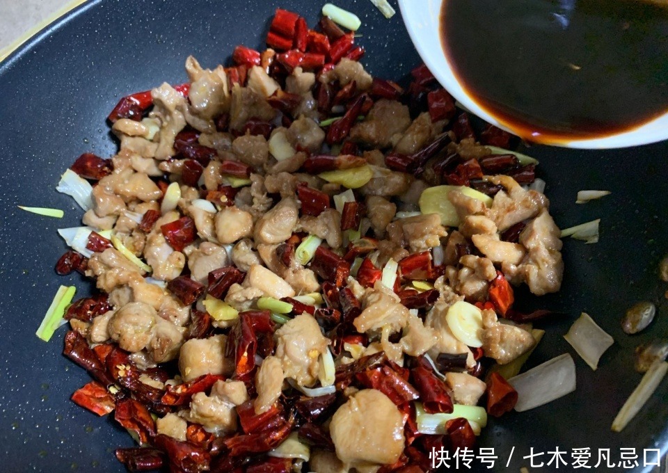  教你做|国宴大厨教你做“宫保鸡丁”记住料汁比例，在家轻松搞定！真好吃