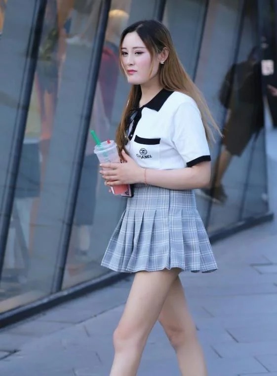 小美女|街拍：天生丽质的小美女，白色上衣配百褶裙，女神范十足