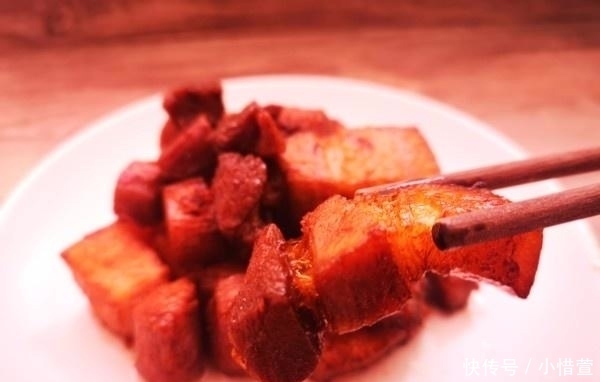  五花肉|炖肉直接焯水大错特错！牢记“这2步”，肉质鲜嫩没腥味，真好吃