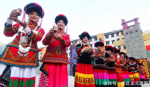 鞋垫|去彝族游玩要注意了，美女做这个动作不要接！不然后悔也没用