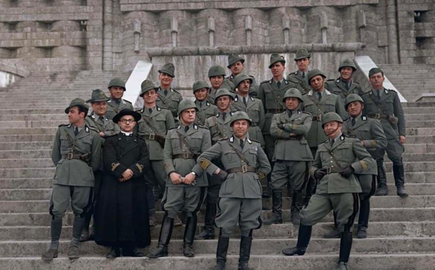 杀人比赛|历史上过目难忘的照片:淞沪会战中挂彩的军人,易北河畔跳友谊舞的苏美士兵