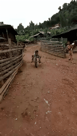 妹子|妹子,这么长的一双大长腿,再穿上这么高的高跟鞋,小心歪脚