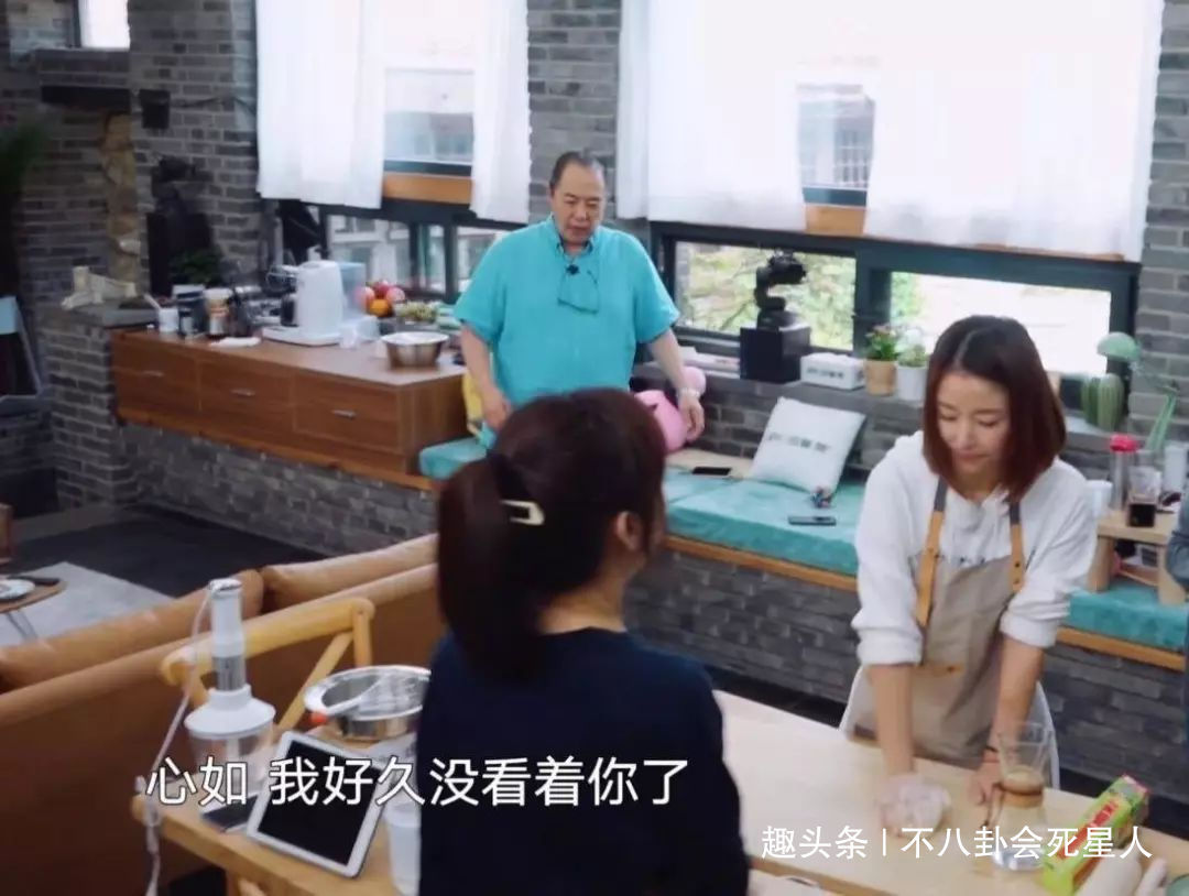 对比|张铁林架子大全程坐着等吃不干活,对比张国立差距大