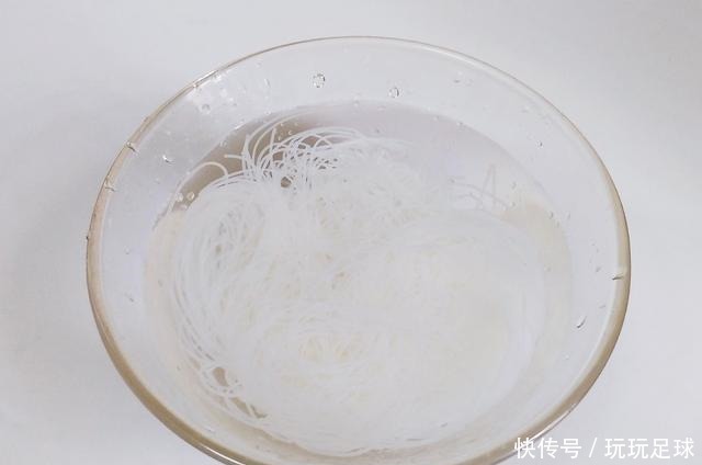 新鲜的生蚝|秋天，不要错过美味的生蚝，学过这3步，挑选到汁肥肉嫩的生蚝