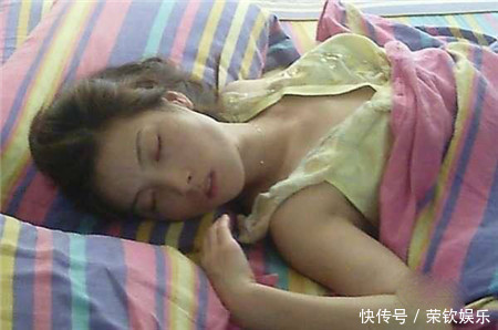 男子|男子把竹竿弹向熟睡女友,女子反应让人出乎意料
