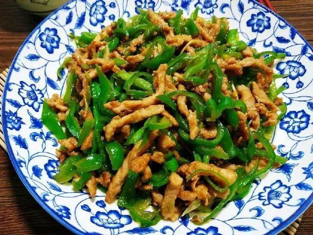 青椒|青椒炒肉丝要不要加水?原来饭店大厨都是这样炒的,真长见识了!