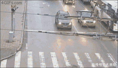  行人|镜头下: 那些不死也会被吓死的“惊险瞬间”