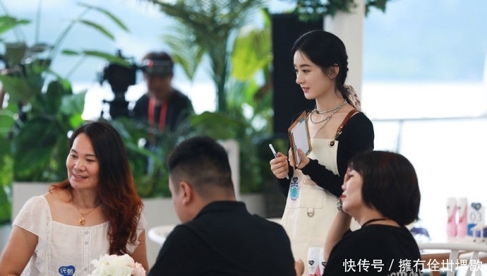  主管|200828《中餐厅》官博发布赵丽颖剧照十宫格 财务经理变成活力售楼主管