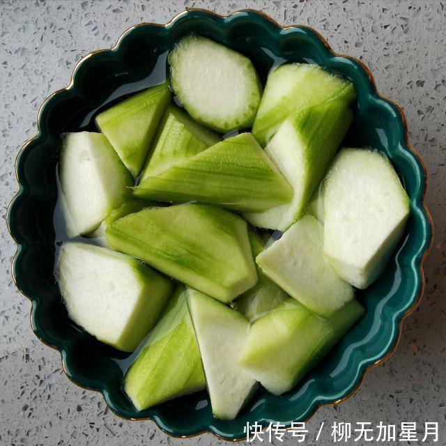  软烂|丝瓜炖豆腐，丝瓜鲜嫩，豆腐软烂，清香味美