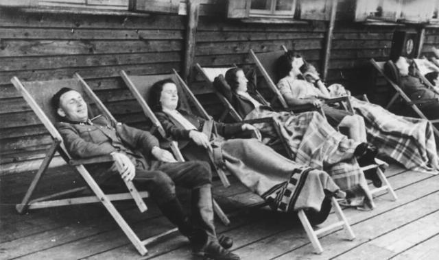 奥斯维辛集|幸好发现了这本相册,才知道了纳粹集中营副指挥官私生活的样子