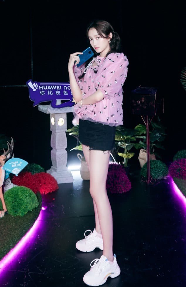 显她身材|今天才知关晓彤腿这么逆天,敢只穿无痕健美裤走机场,外裤也不搭