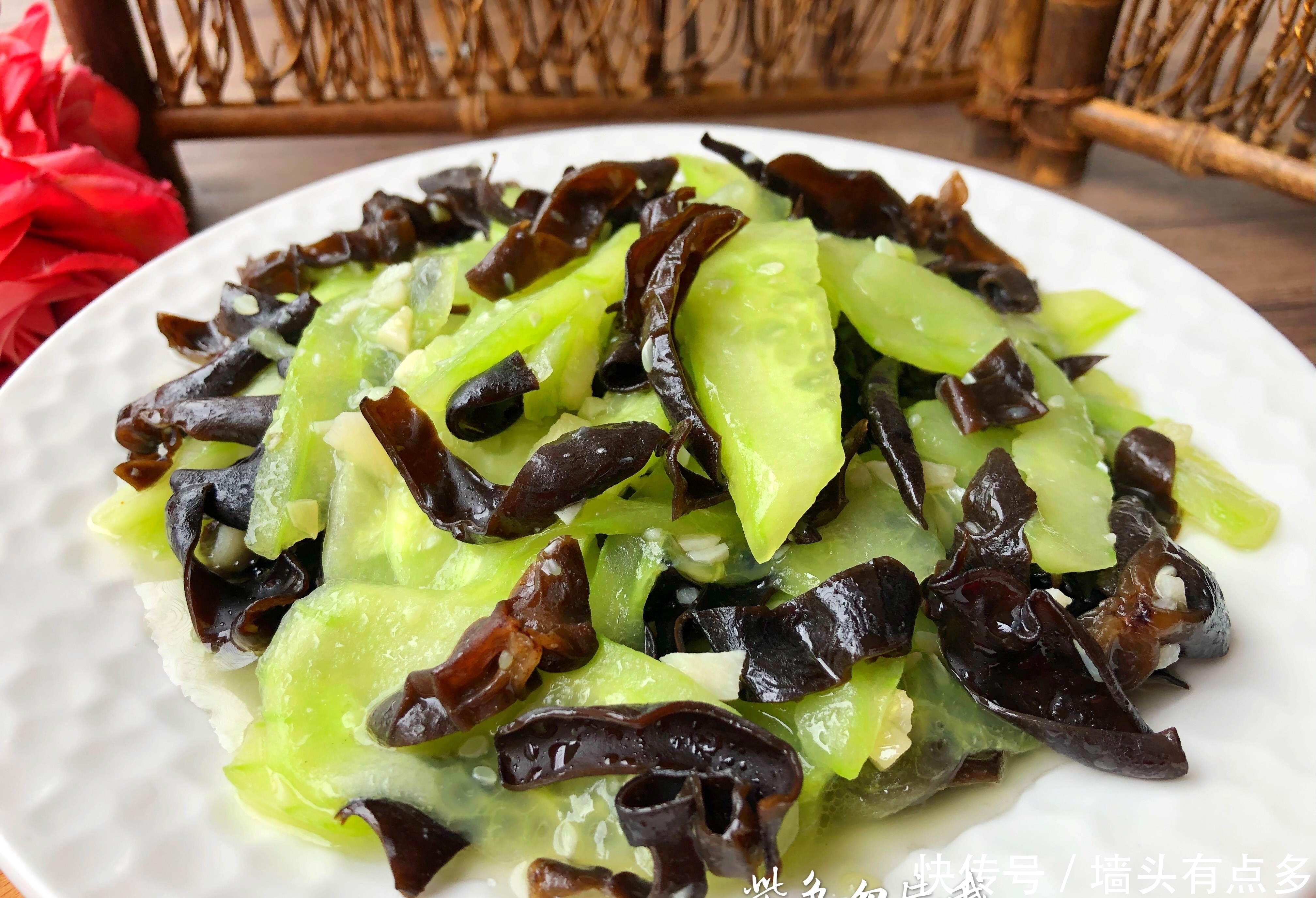 别错过|它和黑木耳天生是一对,简单炒一炒,清肠去脂又美味,别错过