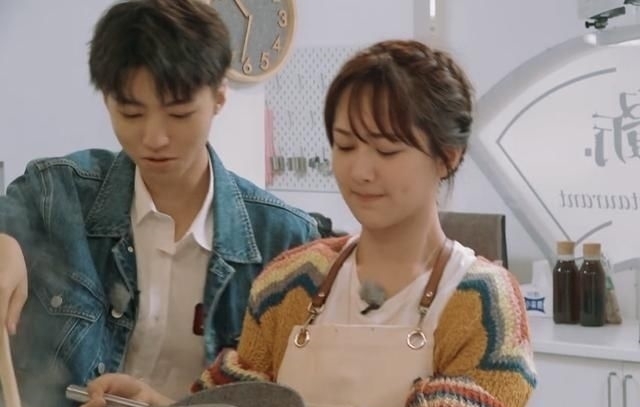  低头|《中餐厅》后遗症？黄晓明做客蘑菇屋，全程低头洗碗像服务员！