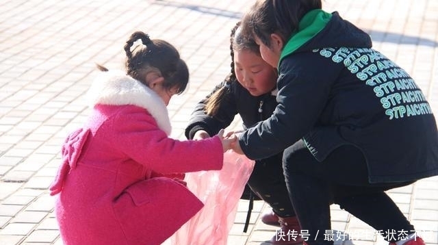 爱孩子|两个小男孩坐车,看了他们举动,网友表示:自愧不如