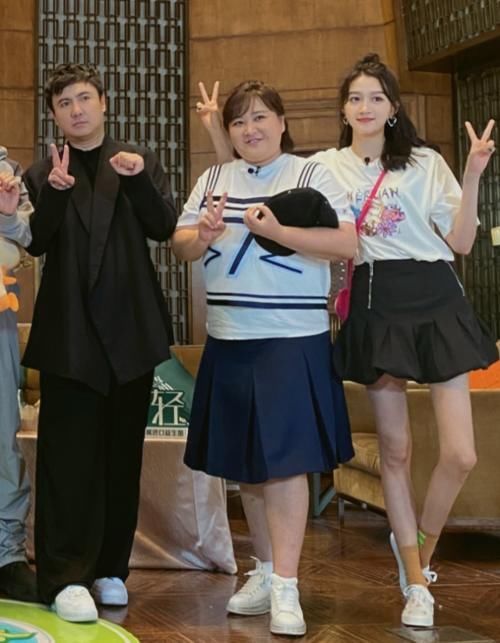  沈腾和关晓|有种“白袜腿”叫关晓彤，明明什么都没穿，却白的像有一层长筒袜