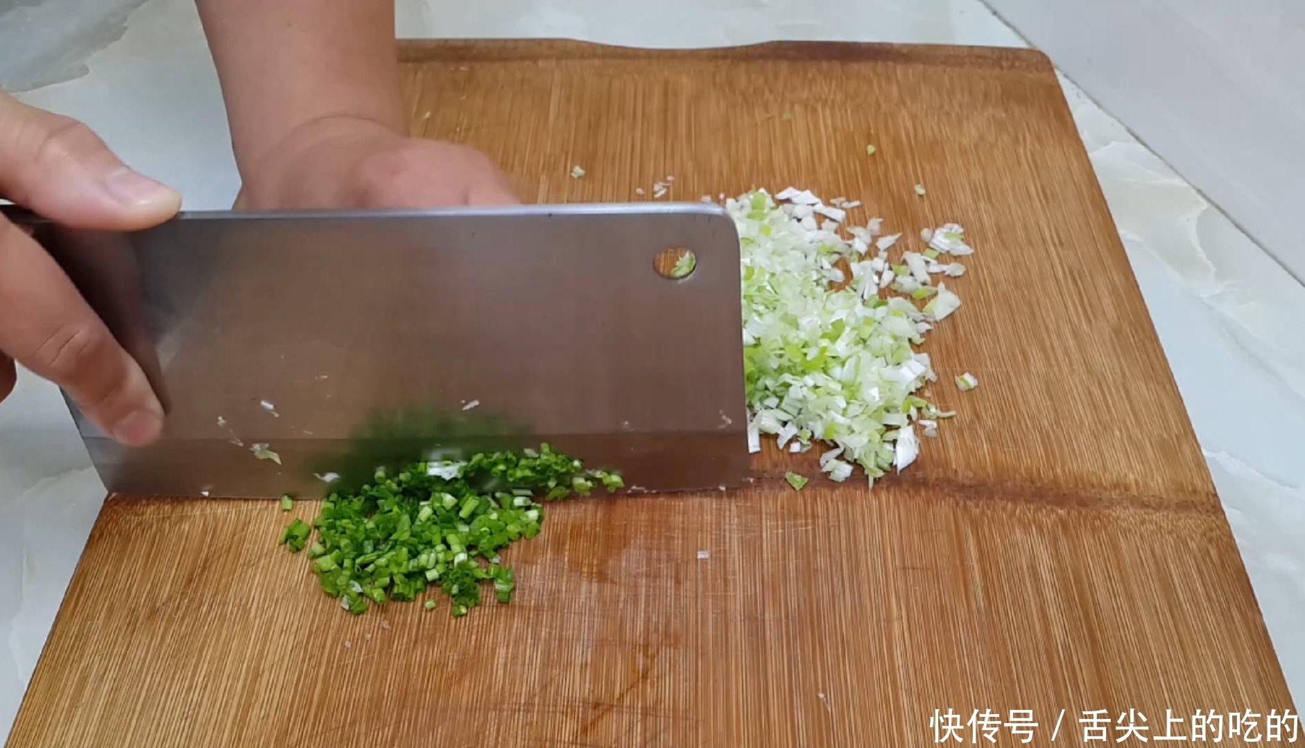 念念不忘|烧饼别买着吃了,加几勺酱料,外皮焦脆又多层,吃过就念念不忘