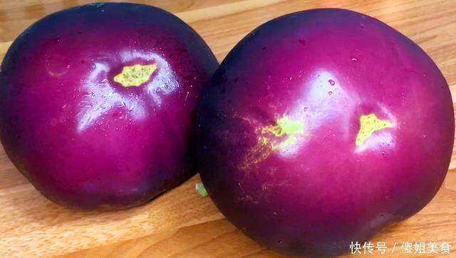  发黑|炒茄子先放油是不对的，饭店大厨：茄子不油不发黑，有诀窍