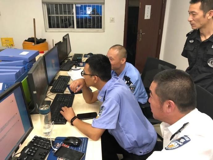 回来|谁敢叫“白衬衣”一起出警二级高级警长默默系上武装带……还把在逃人员抓了回来